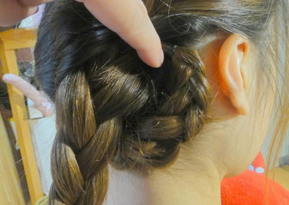 Kéo phần bím tóc bên trái luông xuống dưới phần bím tóc bên phải ra tận mang tai rồi dùng kẹp tăm nhỏ cố định.