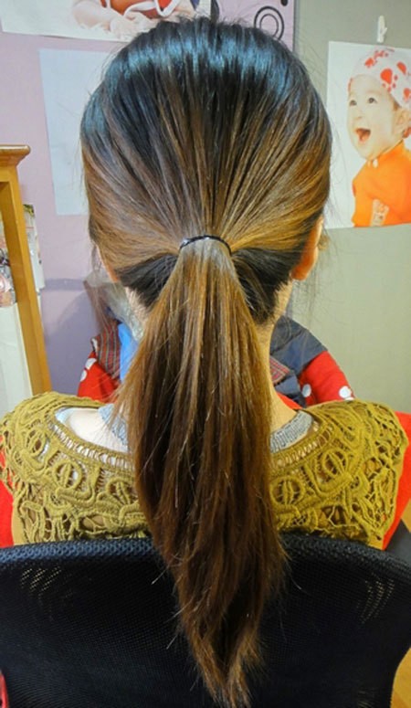Trước tiên buộc gọn tóc sau đầu. Xem thêm: Những kiểu tóc ấn tượng cho bạn gái hè 2012.