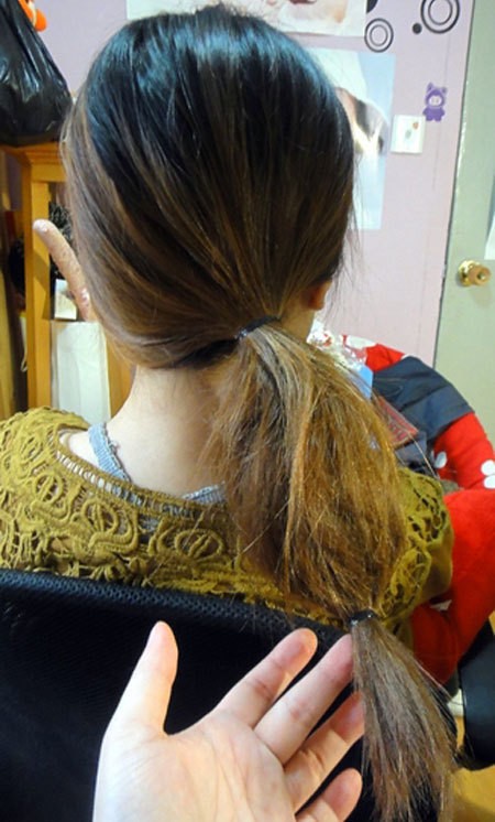 Kiểu 6: buộc lệch tóc về một bên, phía dưới đuôi tóc cũng buộc lại. Đánh xù đoạn tóc ở giữa hai múi buộc. Xem thêm: Những kiểu tóc ấn tượng cho bạn gái hè 2012.