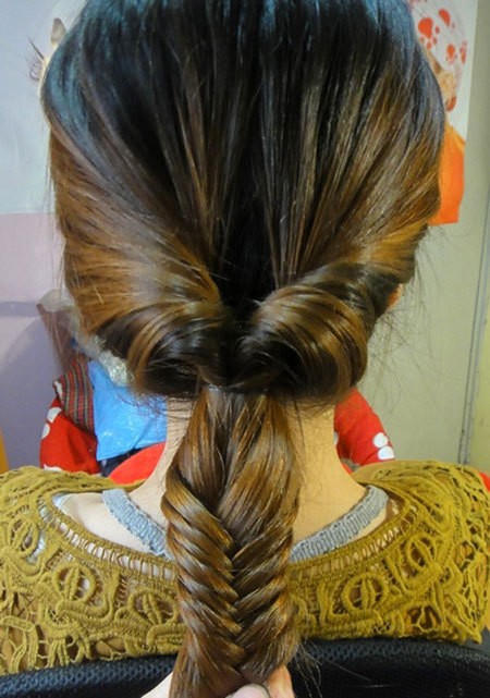 Tách ở giữa tóc ra, luôn tóc vào rồi kéo xuống, sau đó tết lại. Xem thêm: Những kiểu tóc ấn tượng cho bạn gái hè 2012.