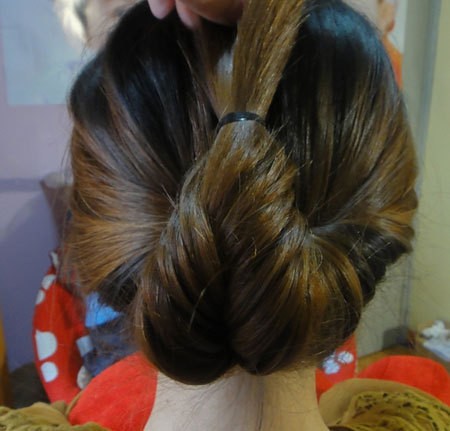 Hoặc muốn một mái tóc gọn gàng hơn thì sau khi tết tóc xong, tiếp tục gấp tóc lên. Xem thêm: Những kiểu tóc ấn tượng cho bạn gái hè 2012.