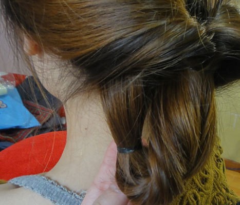 Hoặc có thể gấp tóc lại nhưng lại luồn ra phía sau. Xem thêm: Những kiểu tóc ấn tượng cho bạn gái hè 2012.