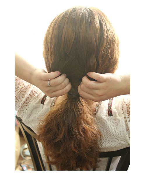 Kiểu 2: Tóc buộc gọn sau đầu, rẽ thành một đường hổng nhỏ giữa tóc. Xem thêm: Những kiểu tóc ấn tượng "lên ngôi" trong hè này.