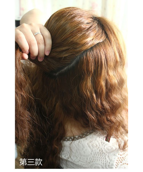 Kiểu 3: Chọn một vùng tóc ở giữa đầu, để trông vùng tóc hai bên và phía dưới. Xem thêm: Những kiểu tóc ấn tượng "lên ngôi" trong hè này.