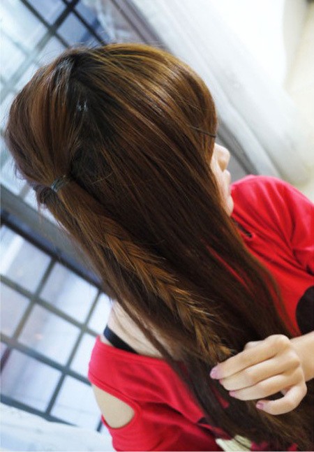Sau khi buộc song thì tết phần tóc đó lại. Xem thêm: Những kiểu tóc xinh, ấn tượng cho hè 2012.
