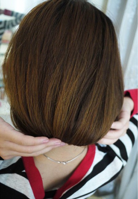 Sau đó kéo tóc vào phía trong để bung tóc ra bên ngoài như thế này, phía trong dùng những loại kẹp tăm to để có thể giữ chặt tóc bên trong. Xem thêm: Những kiểu tóc xinh, ấn tượng cho hè 2012.