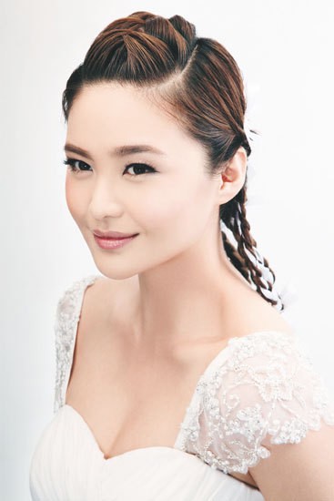 Kiểu 3: Những nếp tóc nhấp nhô giữa đầu giúp gương mặt cô dâu cuốn hút và sắc sảo hơn, gọn gàng và trang trọng giúp cô dâu thể hiện được đầy đủ phong thái trong ngày cưới.