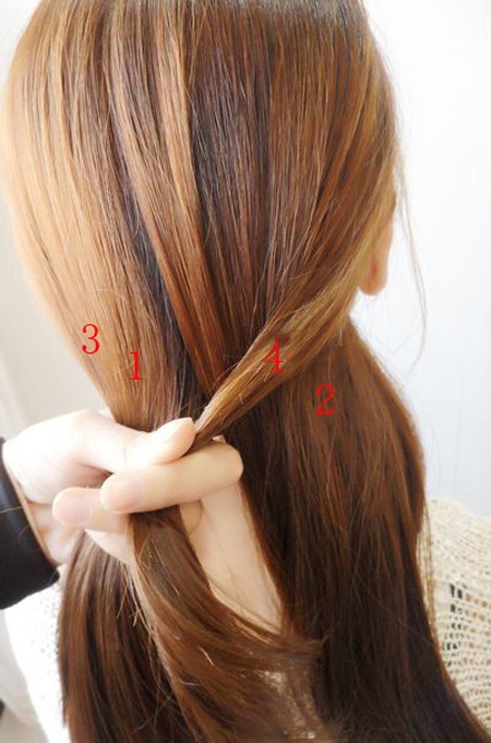 Kiểu ba: Chia tóc thành bốn phần rồi tết lại. Cho phần tóc 4 vào giữa phần tóc 1 và 2. Xem thêm: 3 kiểu tóc dự tiệc thanh lịch cho phái đẹp