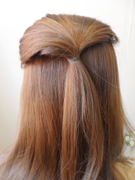 Kiểu 1: Cột nửa phần trên của mái tóc, chú ý không nên cột quá chặt. Xem thêm: 3 kiểu tóc dự tiệc thanh lịch cho phái đẹp