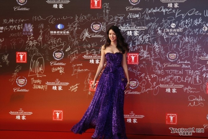 Hoa hậu thế giới Trương Tử Lâm vẫn luôn xinh đẹp trong những chiếc đầm khoe eo thon dáng chuẩn.