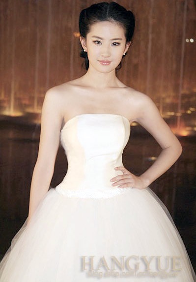 Lưu Diệc Phi được xem là một trong những ngọc nữ đắt giá nhất showbiz Hoa ngữ với vẻ đẹp nhẹ nhàng, ngọt ngào và hiền dịu.