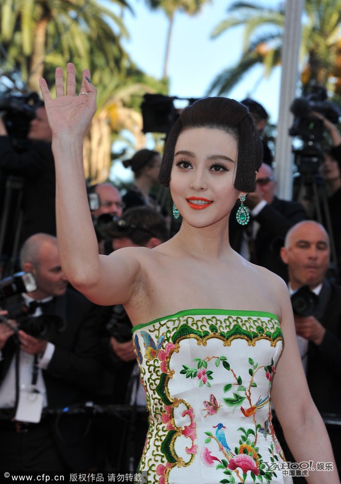 "Búp bê sứ" Trung Quốc khiến cảm thảm đỏ Cannes phải ngước nhìn, nhưng một chi tiết nhỏ dưới nách khiến hình tượng của Phạm Băng Băng không còn hoàn mỹ nữa.
