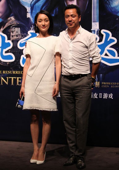 Châu Tấn vẫn giản dị với váy trắng đơn giản như ngày thường.