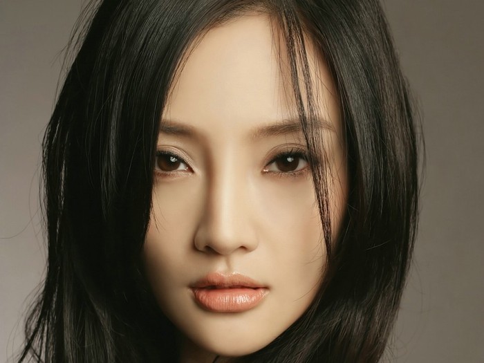 Cô còn được mệnh danh là "Tiểu Châu Tấn" vì từ dáng người đến khuôn mặt đều rất giống người đẹp cằm nhọn Châu Tấn.