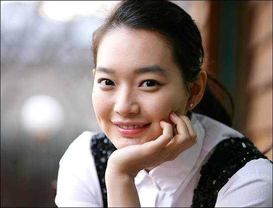 Nàng "hồ ly" Shin Min A không hẳn nổi trội với một đẹp hoàn hảo như Kim Tae Hee, nhưng tổng thể ở cô là một khí chất đặc biệt vừa cao quý vừa dễ gần khiến ai cũng có cảm tình.