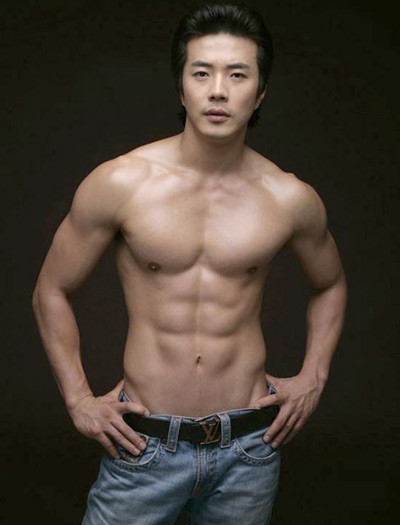 Tài tử Kwon Sang Woo lôi cuốn với nét đẹp trai khác biệt của đôi mắt một mí.