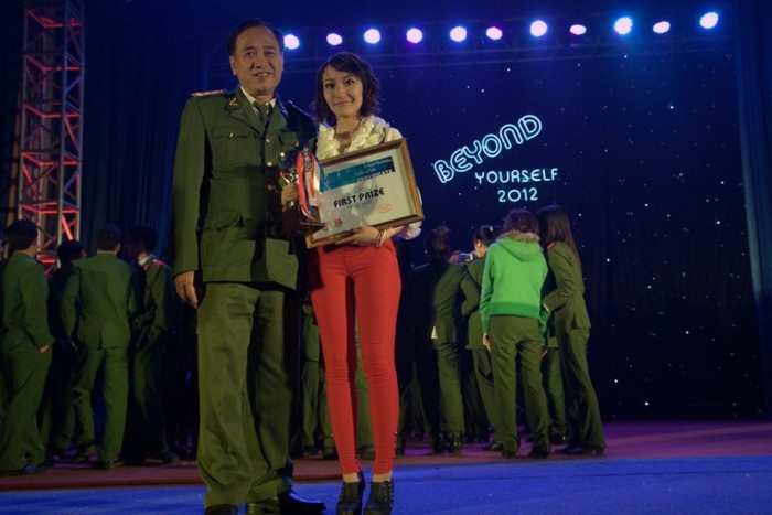 Với lợi thế về giọng hát, vốn Tiếng Anh, phong cách, Linh đã giành giải nhất trong cuộc thi Beyond yourself 2012 - cuộc thi hát Tiếng Anh do Học viện Cảnh sát Nhân dân tổ chức
