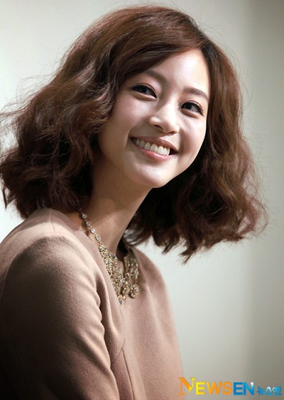 Người đẹp Han Ye Sul điệu đà với mái tóc xoăn ngắn bồng bềnh, trông cô sành điệu hơn nhiều so với mái tóc dài truyền thống trước đây. (Ảnh: vietbao)
