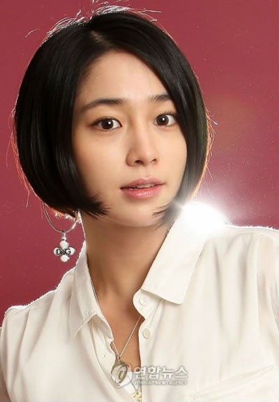 Đối thủ của Geum Jan Di trong "Boys over flowers" là nữ diễn viên khả ái Shin Se Kyung. Mái tóc này ngay lập tức trở thành mốt thịnh hành được teen girls ưa chuộng. Mái tóc không chỉ khiến Se Kyung trẻ trung hơn mà còn cho cô một vẻ đẹp hiện đại, cá tính. (Ảnh: 2sao)