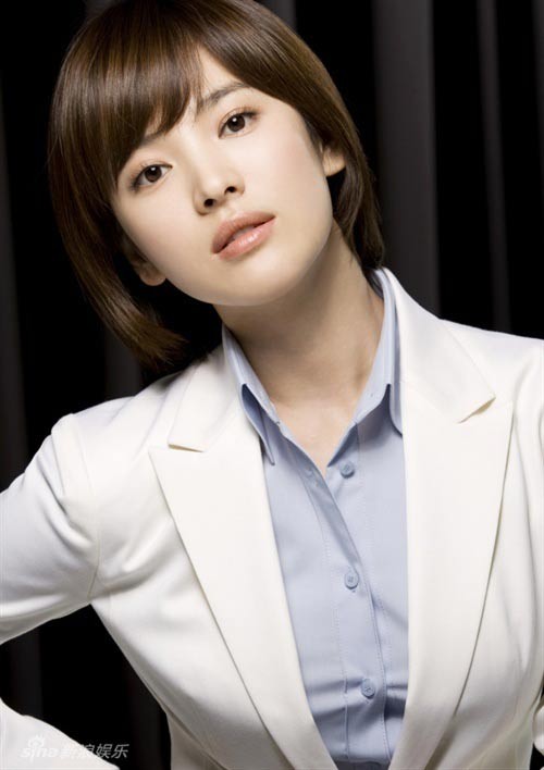 Song Hye Kyo mong manh như giọt sương trong ""Trái tim mùa thu" đã hoàn toàn biến mất. Với mái tóc ngắn đáng yêu này, mỹ nhân có gương mặt đẹp nhất xứ Hàn muốn xây dựng hình tượng năng động hơn, hiện đại hơn. (Ảnh: eva)