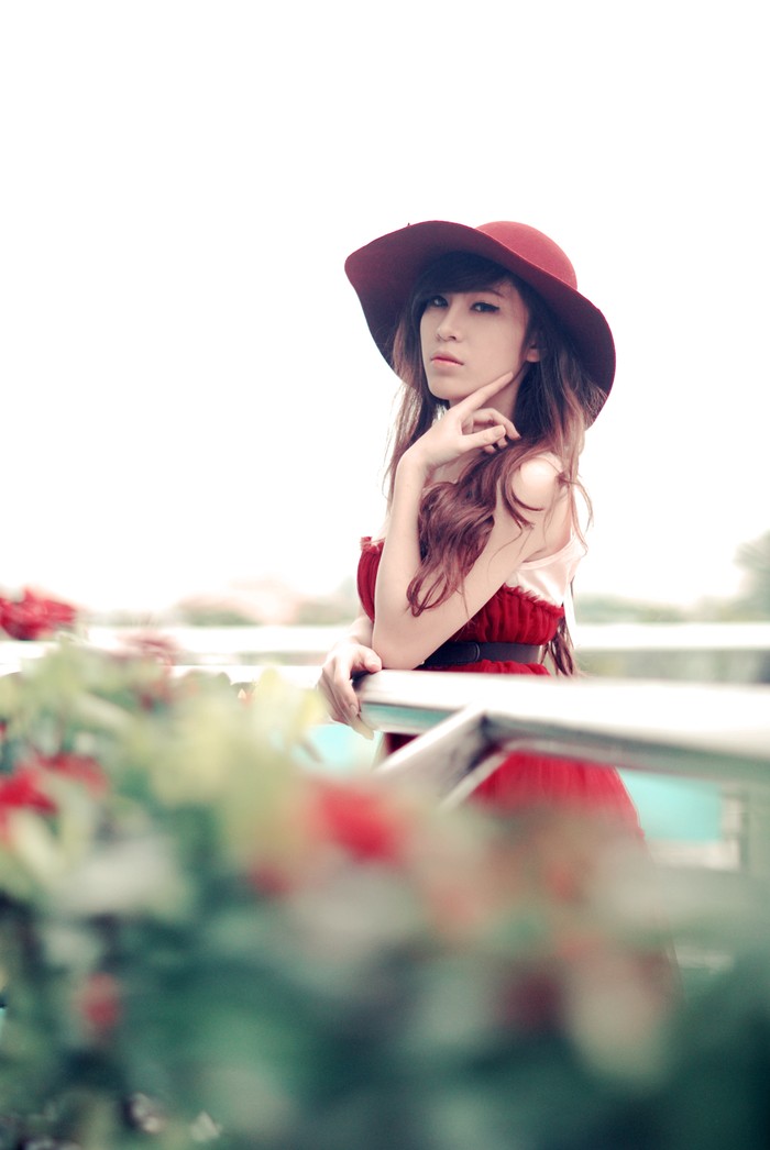 Gương mặt trang điểm nhẹ nhàng, tạo điểm nhấn và đôi môi đỏ, nồng nàn hòa sắc cùng màu váy khiến cho thiếu nữ mang vẻ đẹp vừa rực rỡ, vừa yêu kiều. Stylist cá tính Phuong Collecssion Photographer Panda Dương Teen model Hải Yến.