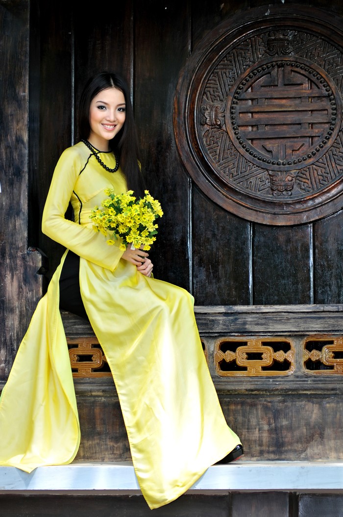 Huỳnh Bích Phương mang đậm vẻ đẹp phụ nữ Việt, tươi tắn rạng rỡ trong tà áo dài do Việt Hùng thiết kế.