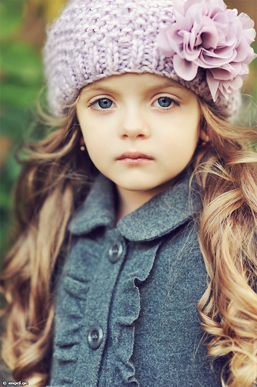 Đôi mắt to, xanh biếc và mái tóc vàng bồng bềnh gợn sóng là hai điểm nổi bật nhất trên khuôn mặt mẫu nhí 4 tuổi này. (Ảnh: TTVN) Xem thêm: Thời trang Sao/ Váy xinh chào hè 2012.