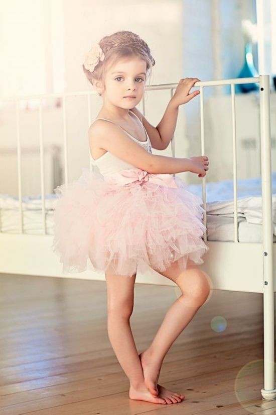 Mới 4 tuổi, nhưng Milanna Kurnikove đã bộc lộ tố chất của một người mẫu chuyên nghiệp. Cô bé còn sở hữu năng khiếu múa đặc biệt. (Ảnh: TTVN) Xem thêm: Thời trang Sao/ Váy xinh chào hè 2012.