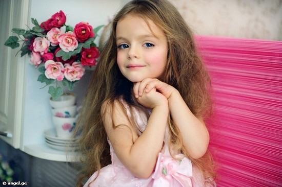 Mái tóc buông rối, chiếc váy hồng xinh xắm.... Trông Milanna Kurnikove như nàng công chúa nhỏ vừa tỉnh thức sau giấc ngủ dài. (Ảnh: TTVN) Xem thêm: Thời trang Sao/ Váy xinh chào hè 2012.