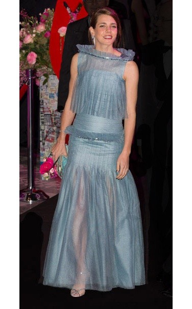 1.Charlotte Casiraghi Cô mặc chiếc đầm xanh nhạt của Chanel đến tham dự sự kiên London Monaco Rose Ball 2012 tại Monaco. Xem thêm: Bí quyết trang điểm xinh / Bộ sưu tập giày tuyệt đẹp 2012.