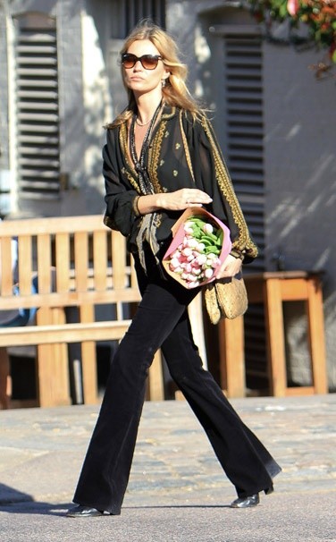 5.Kate Moss Kate Moss xuất hiện trên đường phố London đầy tự tin và phong độ với áo sơmi Vintage, giày Marc Jacobs, túi Vintage, mắt kiếng Ray-Ban. Xem thêm: Bí quyết trang điểm xinh / Bộ sưu tập giày tuyệt đẹp 2012.