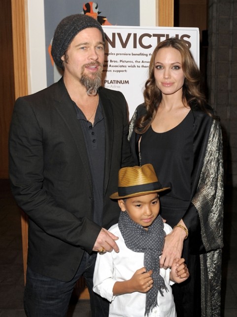 Trong hình ảnh người cha, người mẹ của con thơ, Brad và Angelina rất biết cách lấy lòng công chúng với style đứng đắn, chỉn chu. (Ảnh: OM) Xem thêm: Phong cách thời trang Sao Hollywood.
