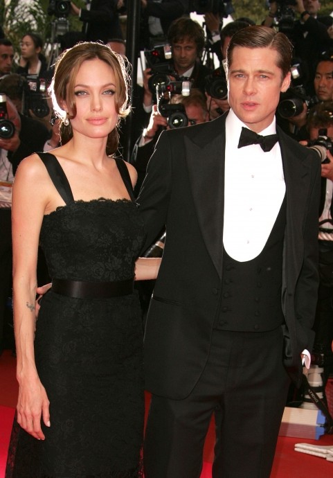 Thời trang ton sur ton tuyệt đẹp, sang trọng và thời thượng của cặp đôi đình đám. Mặc dù mang danh nữ diễn viên quyến rũ nhất hành tinh, nhưng Angelina vẫn có phần "dừ" hơn chồng mỗi khi diện đầm đen. (Ảnh: OM) Xem thêm: Phong cách thời trang Sao Hollywood.