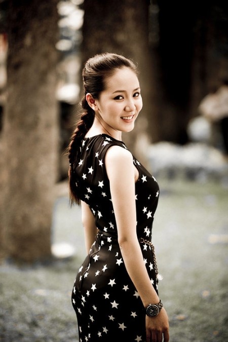 Người đẹp Phương Linh thật hiền dịu và đáng yêu với mái tóc tết đuôi sam. (Ảnh: tp) Xem thêm: 2 style tóc xinh làm nên hình ảnh "kẹo ngọt" IU / Tóc đẹp chào hè 2012.
