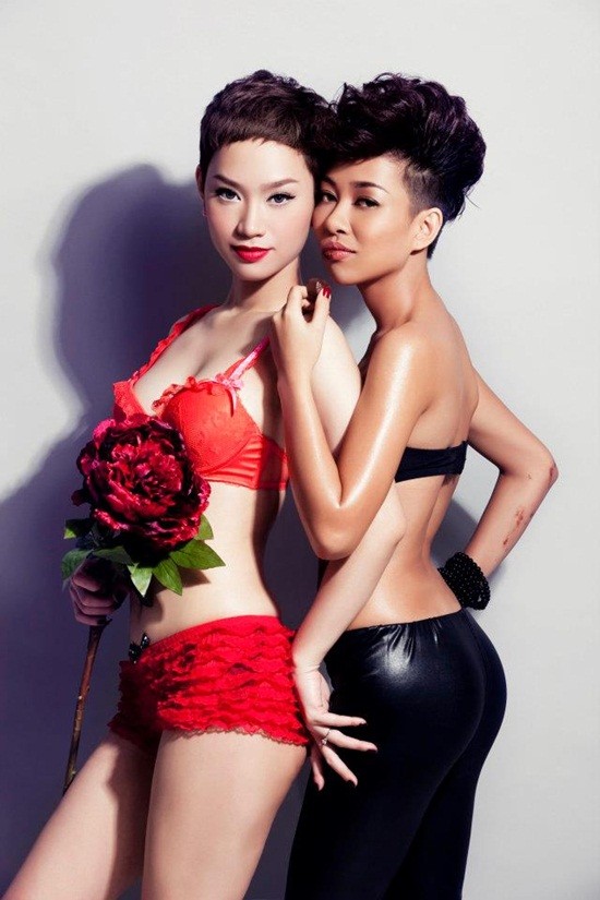 Trà My nồng nàn sắc đỏ, bên Thảo Trang cá tính, bí ẩn với sắc đen, tạo nên hiệu ứng thẩm mỹ đẹp. (Ảnh: MG) Xem thêm: Những tấm lưng ong tuyệt đẹp của Sao Việt/ Bộ sưu tập váy xinh chào hè 2012.