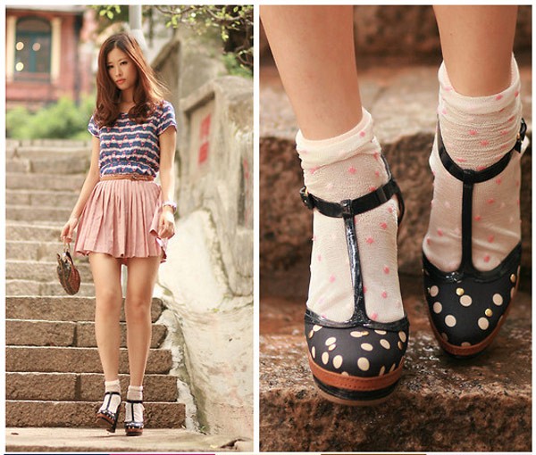 Hay bạn có thể nghịch một chút với đôi sandal chấm bi xinh xắn. Xem thêm: Bộ sưu tập váy xinh dành cho bạn gái hè 2012.
