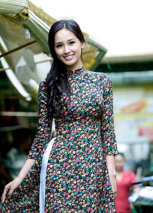 Tán thưởng với phong cách mới của người đẹp, nhưng khá nhiều người xem cũng nhanh chóng nhận ra chiếc áo dài mà Khánh Thi đang mặc giống hệt với trang phục mà Hoa hậu Mai Phương Thúy đã từng lựa chọn để xuất hiện trong một bộ ảnh đón xuân cách đây vài tháng.