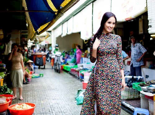 Chiếc áo dài của Khánh Thi giống hệt trong một bộ ảnh của Mai Phương Thúy.