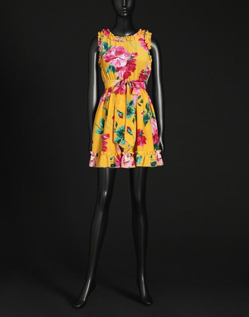 Trên trang bán hàng online của Dolce & Gabbana, chiếc váy này có giá 810 bảng Anh (khoảng 26 triệu đồng) và cũng có những phiên bản kiểu dáng khác nhau nhưng cùng chung một họa tiết. Xem thêm: Váy, áo "nghìn USD" của Sao Việt: có đáng đồng tiền, bát gạo?