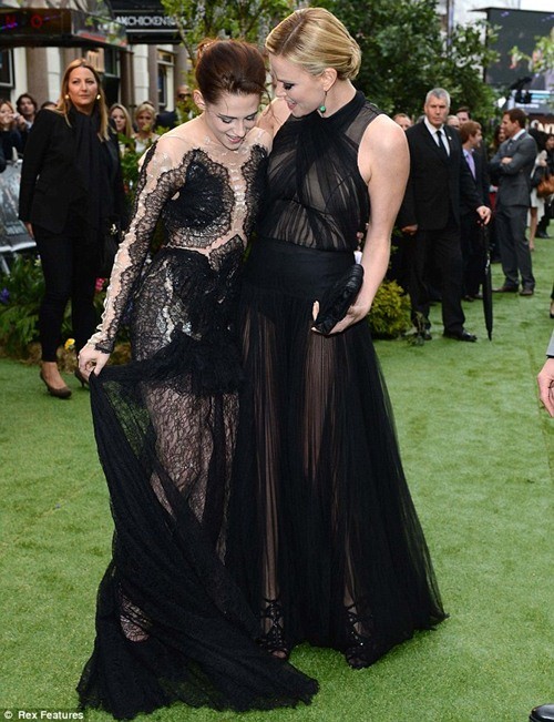 Cả hai nữ diễn viên đều chọn cho mình chiếc váy ren đen theo phong cách gothic. Xem thêm: "Hồn nhiên" khoe da, Sao làm nhức mắt công chúng