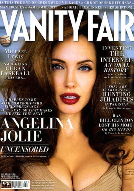 Bà bầu Jolie trưng ngực khủng trên bìa tạp chí Vanity Fair tháng 7.2008. Xem thêm: Những ngón tay ngoan "ngọc ngà" của Sao Việt
