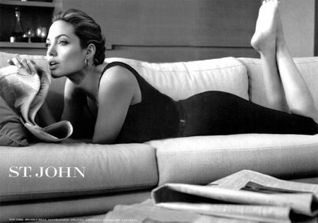 Angelina Jolie mơ màng trên ghế sofa trong một quảng cáo cho St. John. Xem thêm: Những ngón tay ngoan "ngọc ngà" của Sao Việt