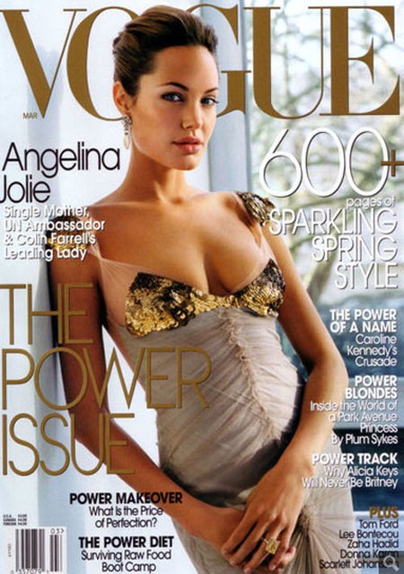 Angelina Jolie khoe ngực trên trang bìa Vogue tháng 3.2004. Xem thêm: Những ngón tay ngoan "ngọc ngà" của Sao Việt