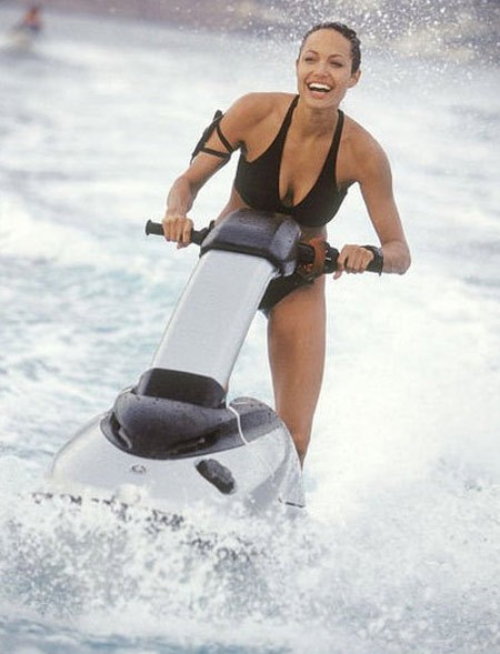 Angelina Jolie mặc bikini, lái mô tô nước trong phim Lara Croft Tomb Raider: The Cradle of Life năm 2003. Xem thêm: Những ngón tay ngoan "ngọc ngà" của Sao Việt