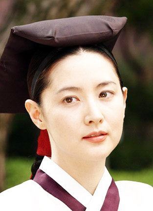 Xuất hiện trong bộ phim "Nàng Dae Chang Kum" - bộ phim cổ trang đầu tiên của Hàn Quốc gây ấn tượng mạnh mẽ đối với khán giả truyền hình Việt Nam, nữ diễn viên Lee Young Ae được mệnh danh là "vẻ đẹp vượt thời gian". Làn da trắng mịn màng không tỳ vết, đôi môi chúm chím hồng đào... (Ảnh: dantri) Xem thêm: Phạm Băng Băng "khuân" tứ đại mỹ nữ Trung Hoa lên thảm đỏ Cannes