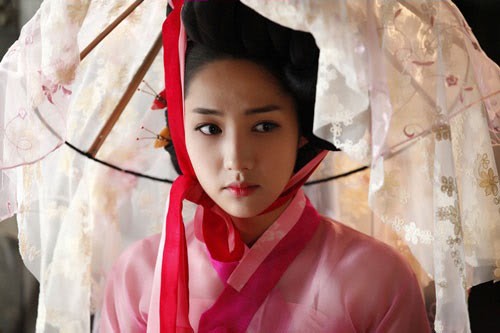 Park Min Young có thể không phải là nữ diễn viên xinh đẹp nhất xứ Hàn, nhưng cô lại là mỹ nữ đáng yêu nhất, cuốn hút nhất với tạo hình cổ trang. (Ảnh: zing) Xem thêm: Phạm Băng Băng "khuân" tứ đại mỹ nữ Trung Hoa lên thảm đỏ Cannes