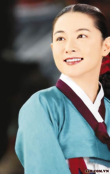 Lee Young Ae có nụ cười ngọt ngào, hiền dịu tuyệt xinh. Nụ cười như làm bừng sáng cả một góc không gian. (Ảnh: 24h) Xem thêm: Phạm Băng Băng "khuân" tứ đại mỹ nữ Trung Hoa lên thảm đỏ Cannes