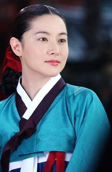 Nhiều khán giả Châu Á thừa nhận rằng, tạo hình nhân vật Dae Chang Kum do Lee Young Ae thủ vai là một trong những tạo hình đẹp nhất trên màn ảnh nhỏ xứ Kim Chi. (Ảnh: 24h) Xem thêm: Phạm Băng Băng "khuân" tứ đại mỹ nữ Trung Hoa lên thảm đỏ Cannes