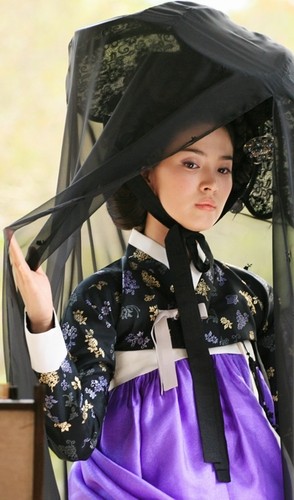 Song Hye Kyo nhập vai nàng kỹ nữ nổi tiếng Hwang Jin Hye. Vẻ đẹp sắc sảo, gợi cảm của cô khiến các đấng nam nhi "hồn xiêu phách lạc". (Ảnh: HB) Xem thêm: Phạm Băng Băng "khuân" tứ đại mỹ nữ Trung Hoa lên thảm đỏ Cannes