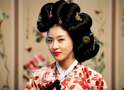 Nếu như Song Hye Kyo thể hiện sự sắc sảo, mê hoặc thì Ji Won lại cho thấy nét quyến rũ, nồng nàng. Đôi môi đỏ thắm đã cho thấy sức hút đặc biệt của cô. (Ảnh: VNN) Xem thêm: Phạm Băng Băng "khuân" tứ đại mỹ nữ Trung Hoa lên thảm đỏ Cannes